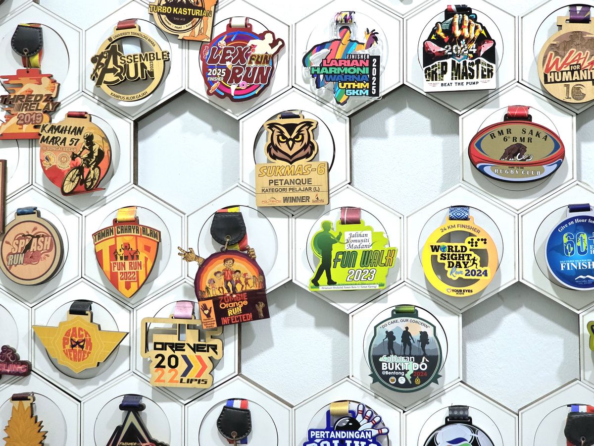 Pandangan dekat medal kayu dan acrylic: Lex Fun Run, Larian Harmoni UTHM, Grip Master, Petanque Sukmas, Fun Walk dan World Sight Day 2024.