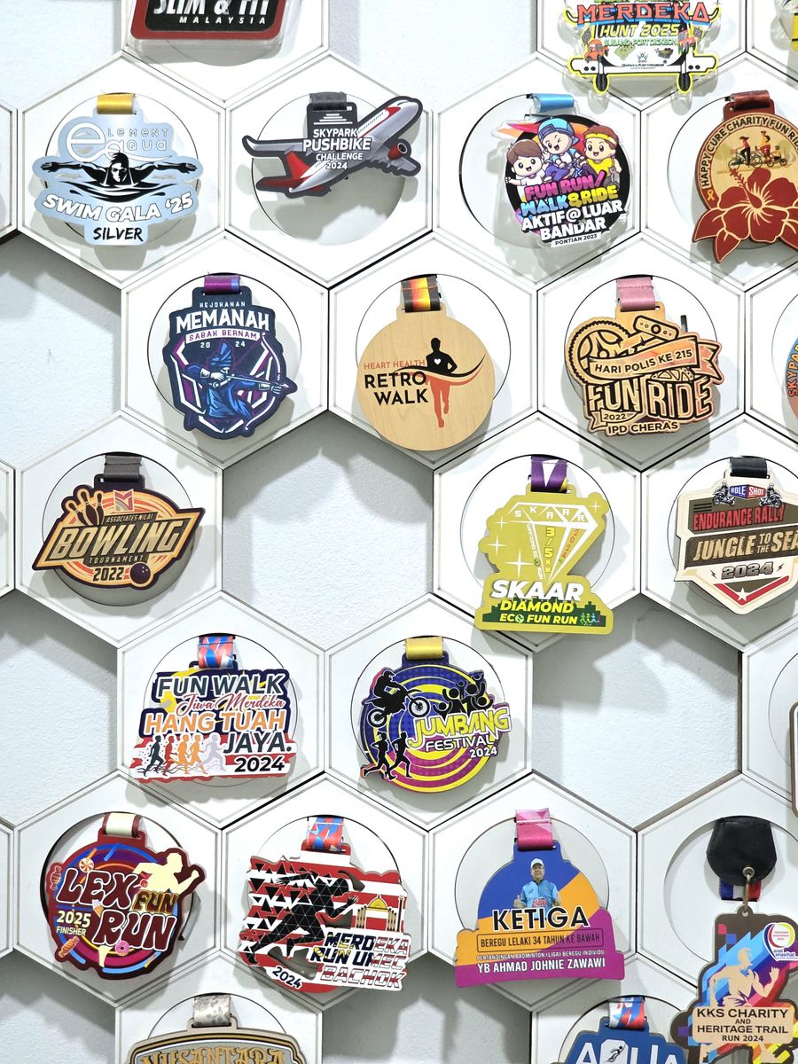 Gambar tegak dinding galeri: medal Swim Gala, Skypark Pushbike, Memanah, Retro Walk, Fun Ride, Bowling, Skaar dan Lex Fun Run 2025.