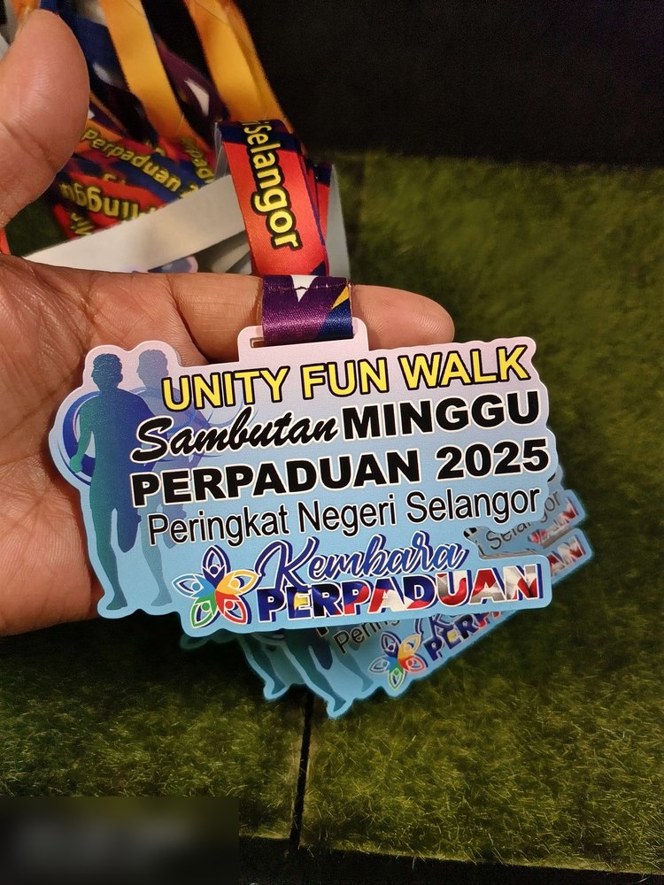 Medal Unity Fun Walk Minggu Perpaduan Selangor 2025 dalam kuantiti, dengan lanyard bercetak 'Selangor' warna merah-oren. Tunjuk order pukal untuk acara peringkat negeri.